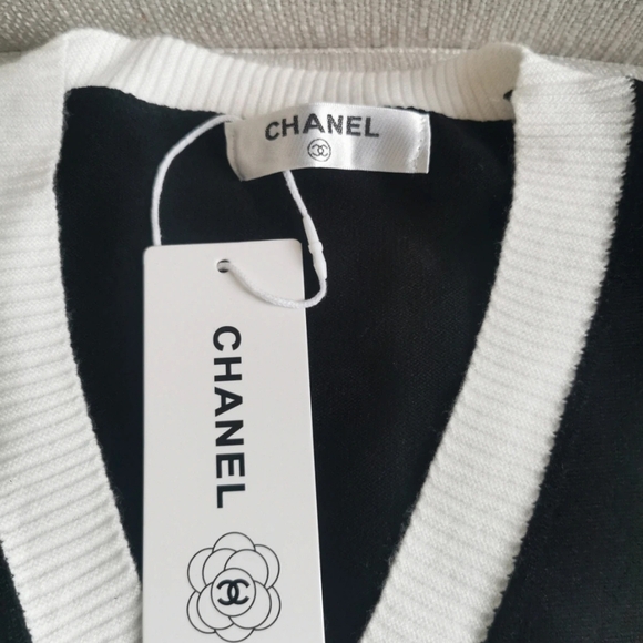 CHANEL Monochrome Logo Cardigan - Picture 5 of 5